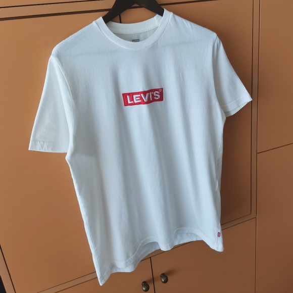 LEVI’S® CHEST BOXTAB LOGO TEE SHIRT - (M) - Picture 4 of 10